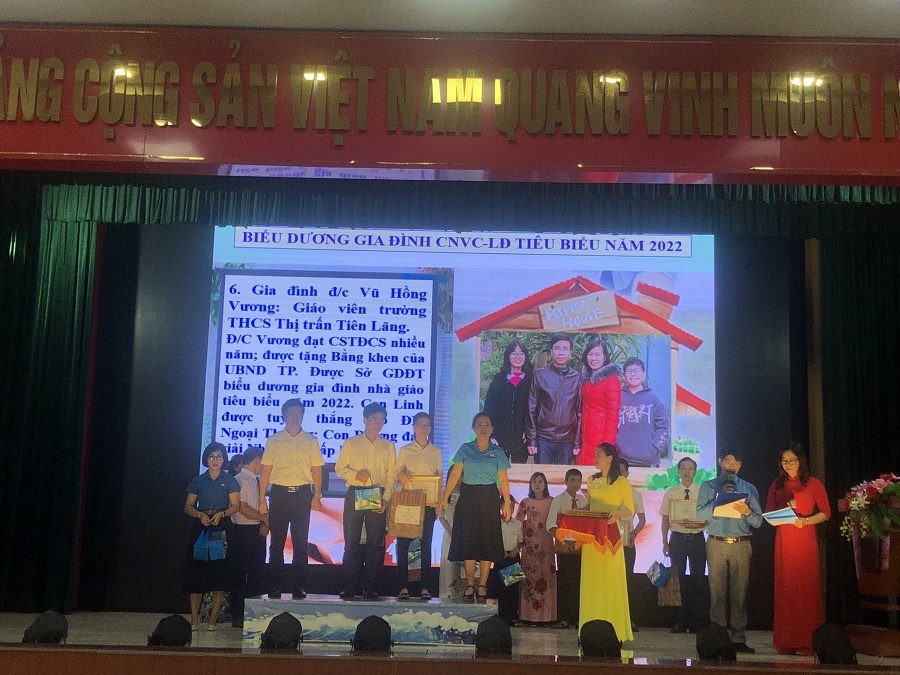 Tại hội nghị, LĐLĐ huyện Tiên Lãng biểu dương , tôn vinh 22 gia đình công nhân viên chức lao động tiêu biểu của huyện năm 2021. 