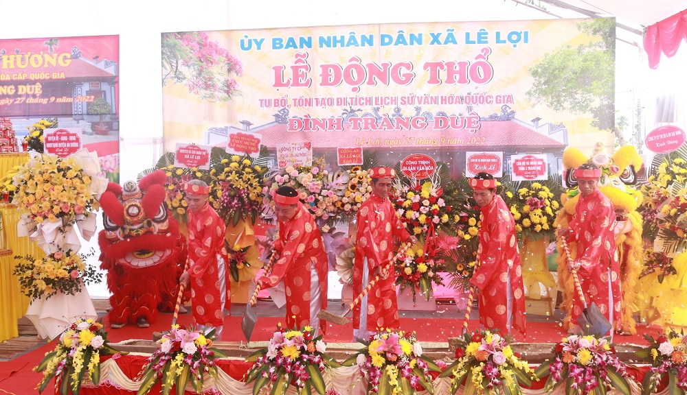 Đại diện các vị cao tuổi trong làng Tràng Duệ tổ chức lễ động thổ tu bổ, tôn tạo di tích quốc gia đình Tràng Duệ 