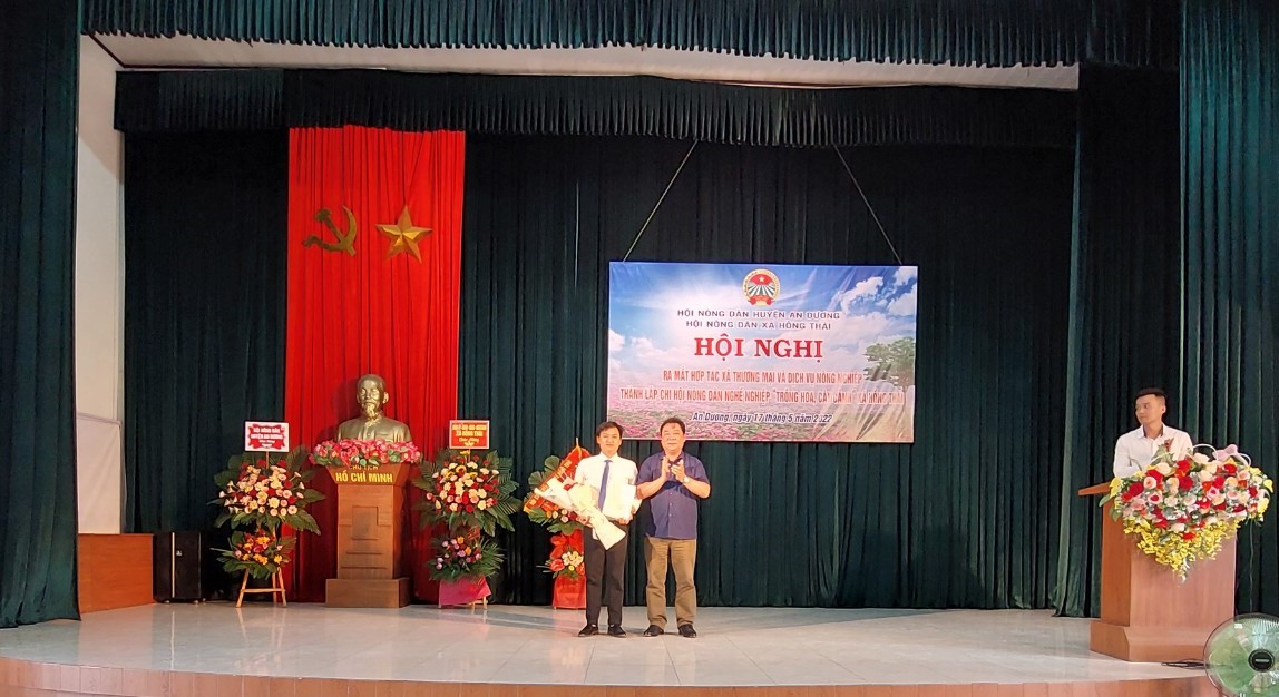 Đồng chí Phạm Hải Nam- Chủ nhiệm Ủy ban Kiểm tra Huyện ủy An Dương tặng hoa, trao quyết định thành lập HTX Thương mại và dịch vụ nông nghiệp Hồng Thái