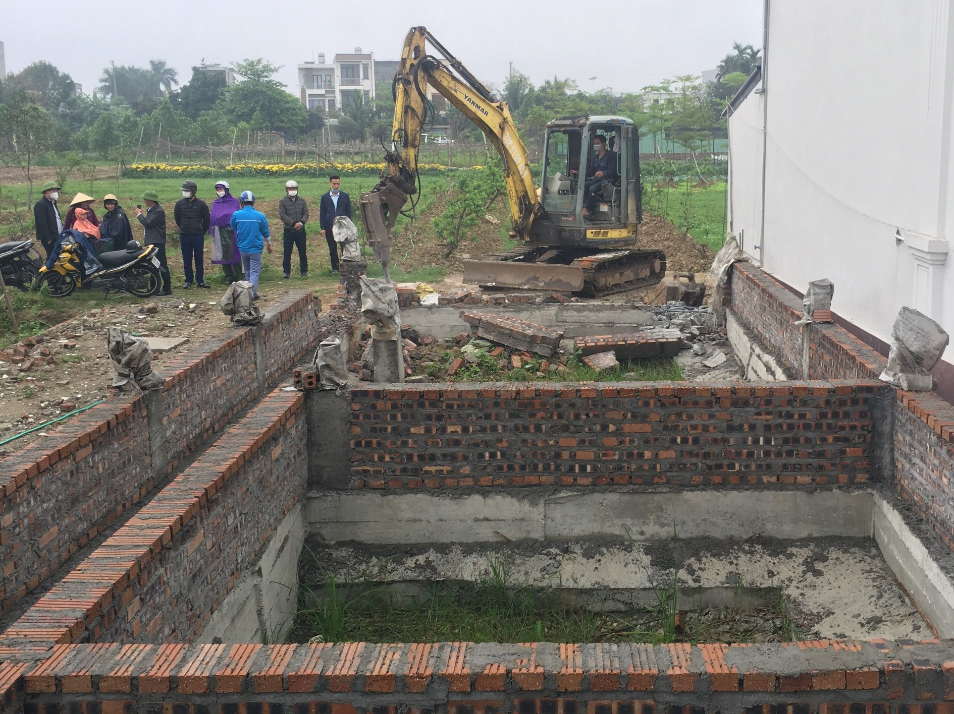 Lực lượng chức năng xã Hồng Thái (huyện An Dương) phá dỡ công trình xây dựng vi phạm trên đất nông nghiệp tại thôn Xích Thổ. 