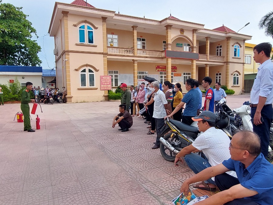 Công an huyện An Dương hướng dẫn người dân cách sử dung thiết bị PCCC.