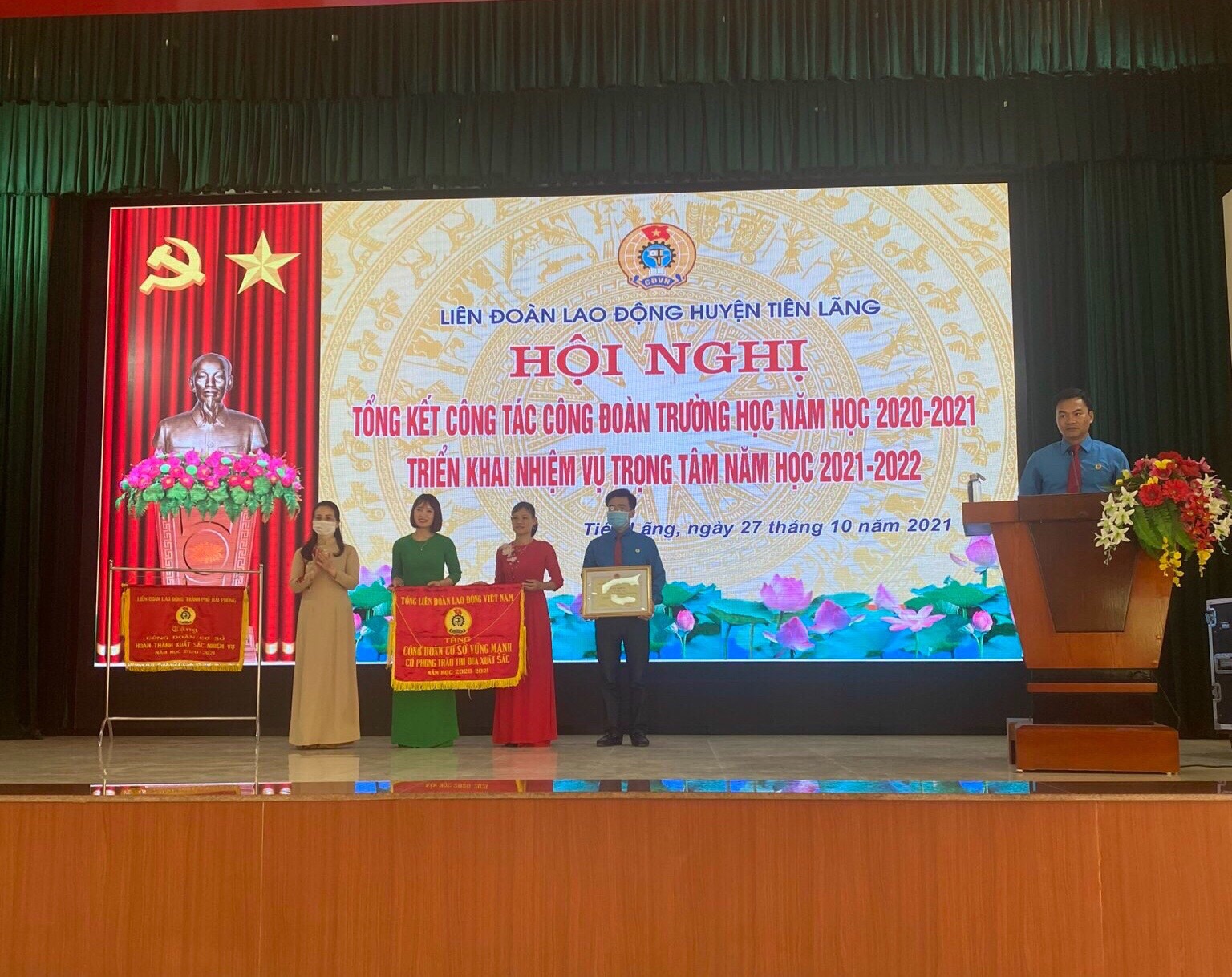 Tổng liên đoàn lao động Việt Nam tặng Cờ công đoàn cơ sở vững mạnh có phong trào xuất sắc năm học 2020- 2021 cho công đoàn trường mầm non Toàn Thắng 