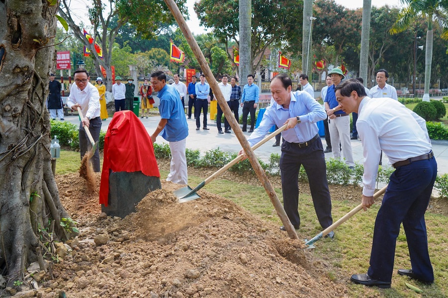 Thường trực Thành ủy tặng quà lưu niệm cho Đảng bộ huyện Vĩnh Bảo 