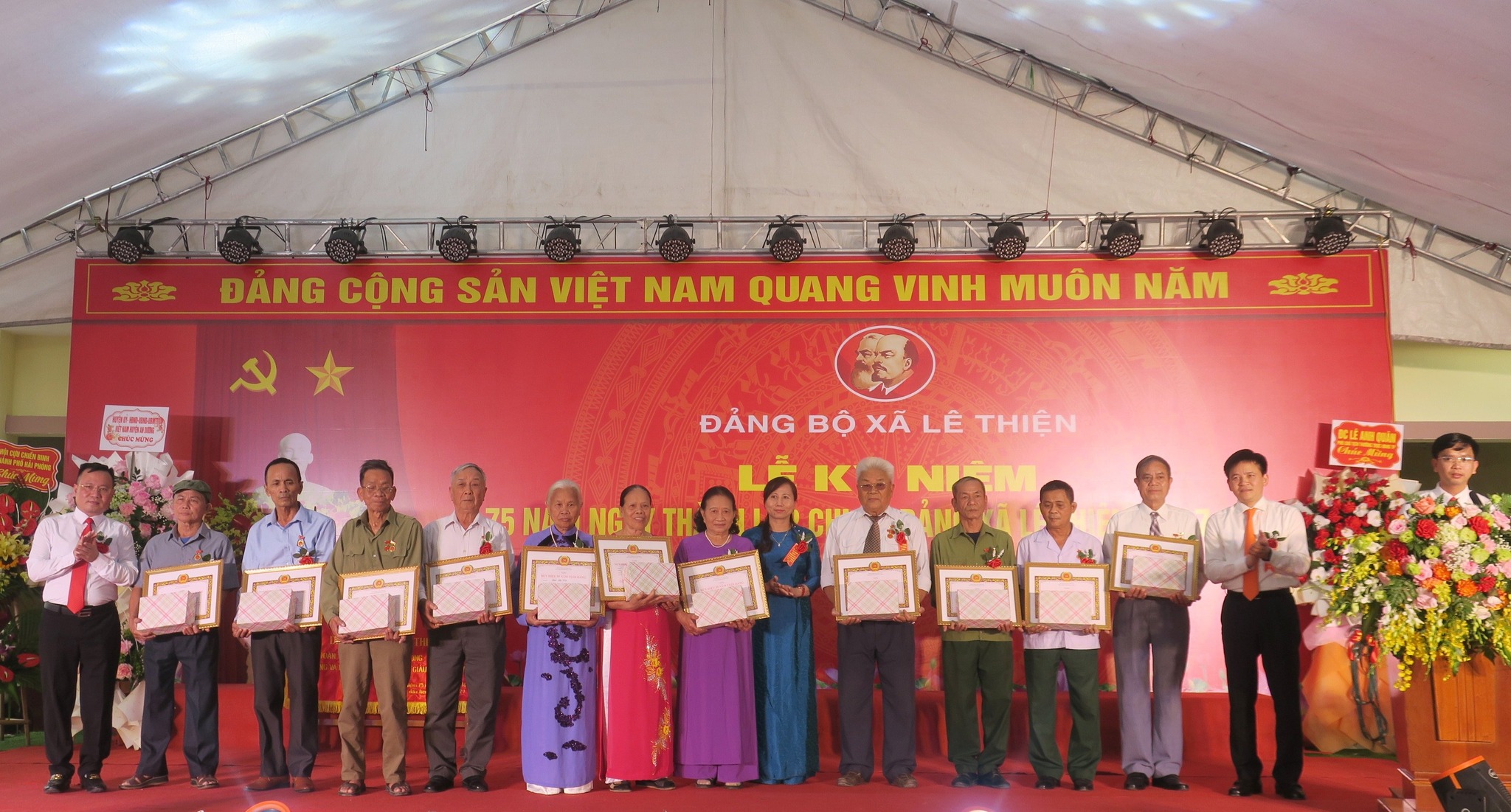 Lãnh đạo huyện An Dương và Đảng ủy xã Lê Thiện trao huy hiệu và tặng quà các đảng viên thuộc Đảng bộ xã 