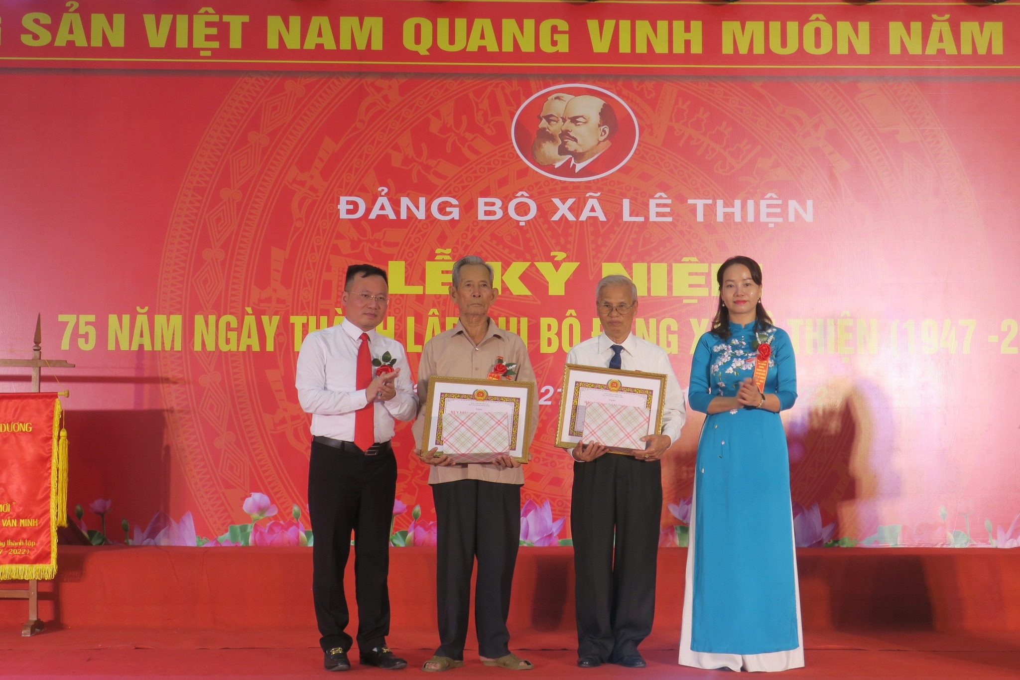 Đại diện lãnh đạo Huyện ủy An Dương, Đảng ủy xã Lê Thiện trao huy hiệu Đảng và tặng quà các Đảng viên