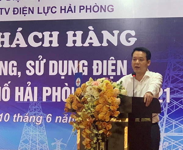 Ông Nguyễn Hữu Hưởng, Chủ tịch kiêm Giám đốc Công ty TNHH MTV Điện lực Hải Phòng phát biểu tại Hội nghị