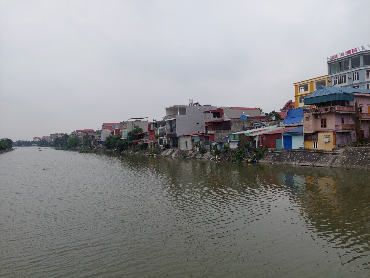 Người dân ven sông Rế tại thị trấn An Dương xả Thải trực tiếp ra sông