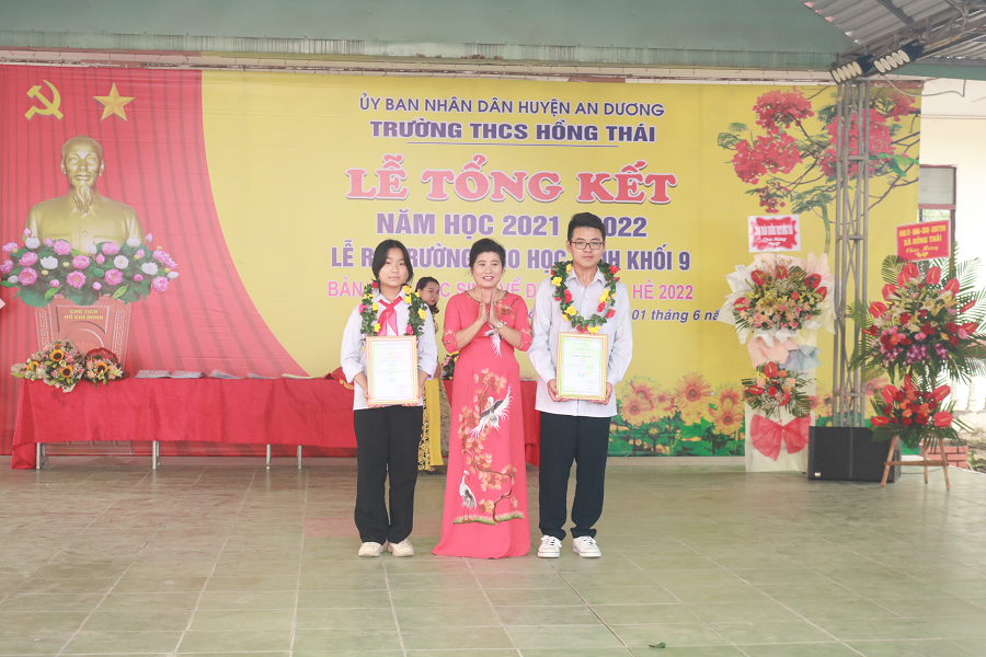 Cô Lưu Thị Hạnh- Hiệu trưởng Trường THCS Hồng Thái (An Dương) biểu dương học sinh đạt giải cao trong kỳ thi học sinh giỏi các cấp.