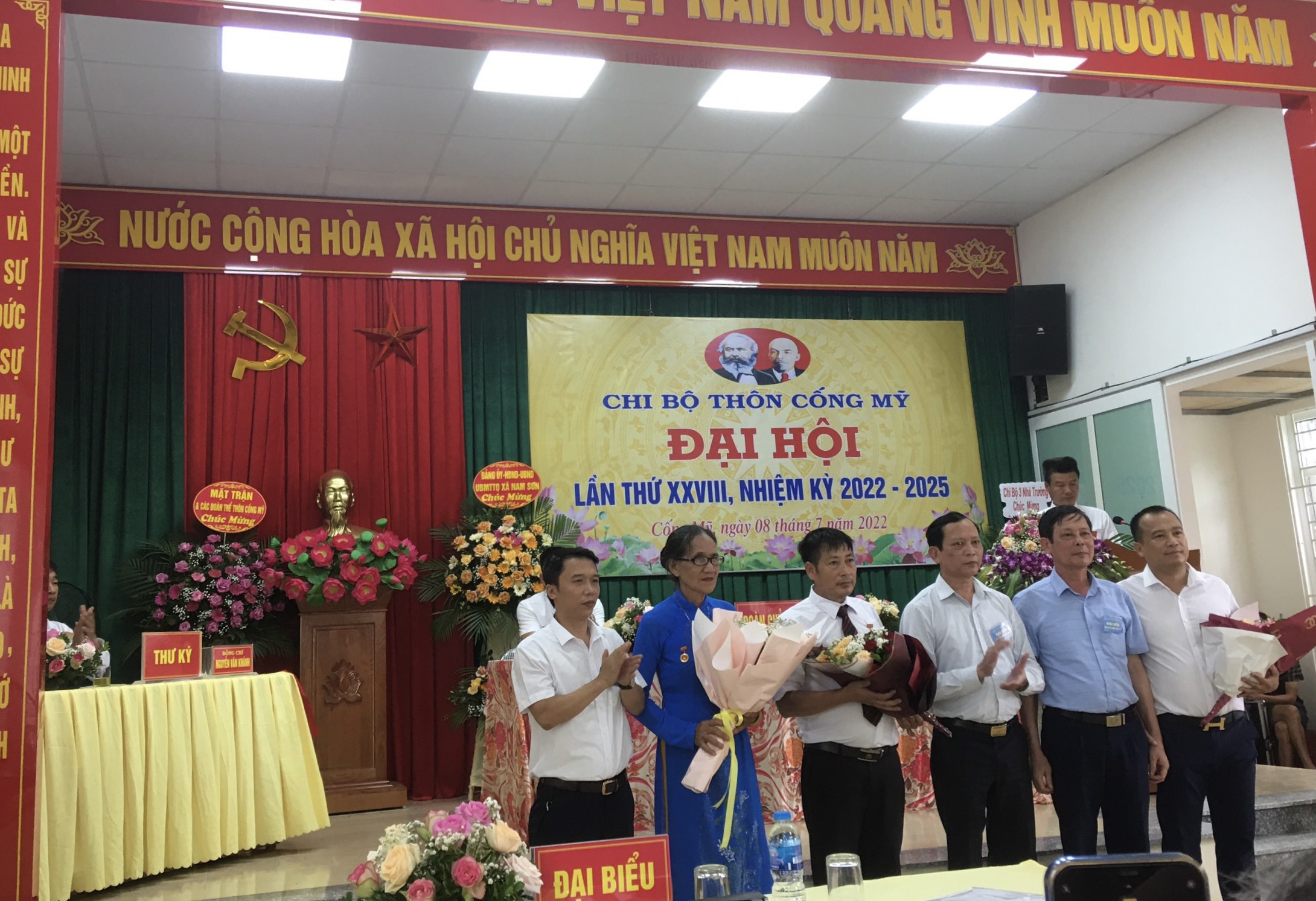Lãnh đạo Ban Tổ chức Huyện ủy, xã Nam Sơn tặng hoa chúc mừng các đồng chí được bầu vào Chi ủy khóa 28, nhiệm kỳ 2022- 2025