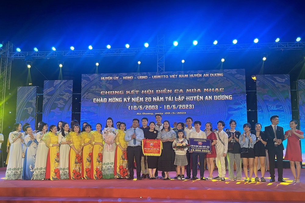 Lãnh đạo huyện An Dương trao cờ đơn vị thi xuất sắc xã An Hồng 