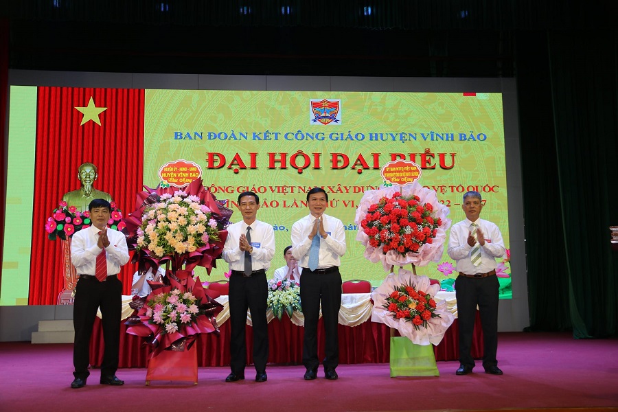 Lãnh đạo Ủy ban MTTQ Việt Nam thành phố và huyện Vĩnh Bảo tặng hoa chúc mừng đại hội