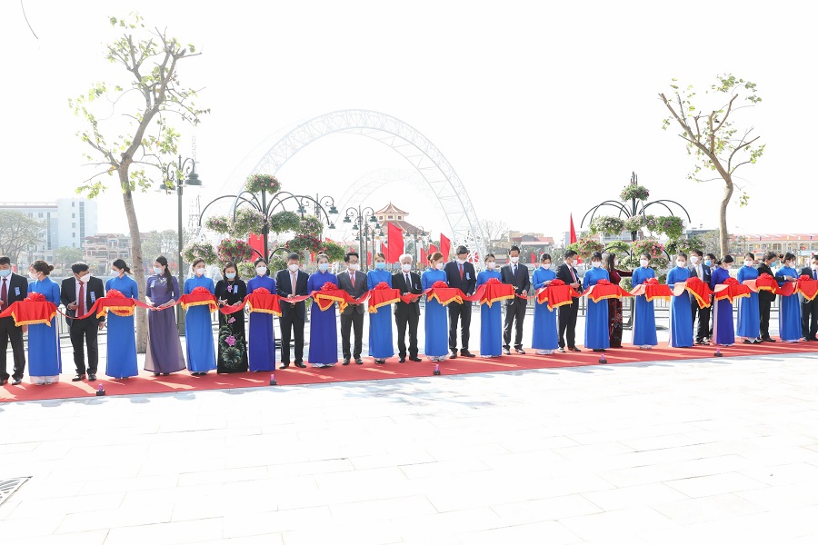 Các đồng chí lãnh đạo thành phố, huyện An Dương cắt băng đưa Dự án công viên huyện An Dương vào hoạt động
