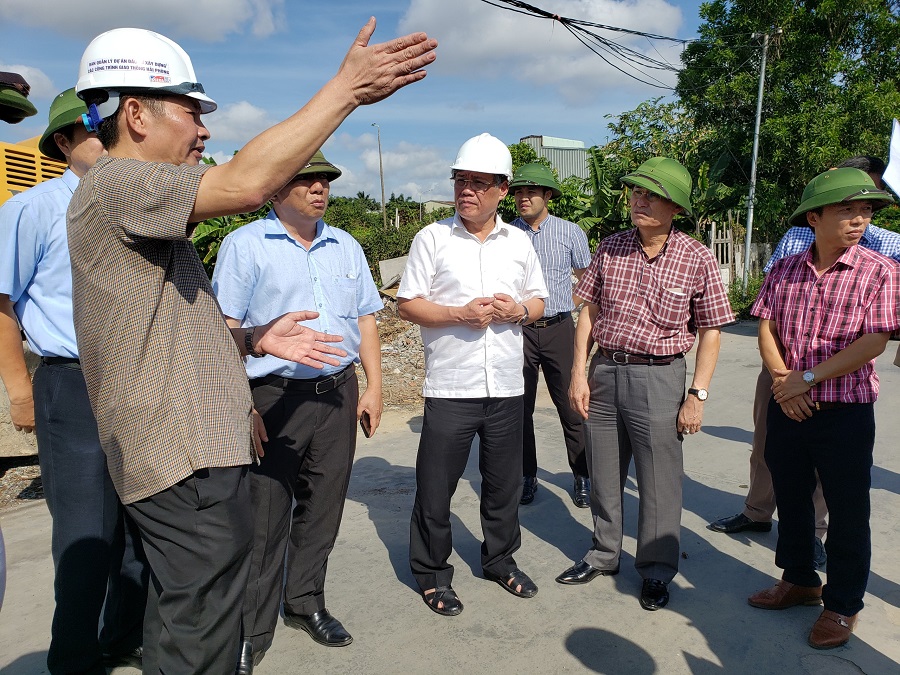 Đồng chí Nguyễn Xuân Bình- Phó Chủ tịch Thường trực UBND TP kiểm tra thực địa tại khu vực triển khai dự án 