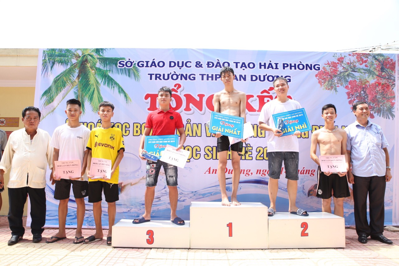 Lãnh đạo Trung tâm bơi lặn Biển Đông cùng trường THPT An Dương trao giải cho các VĐV 