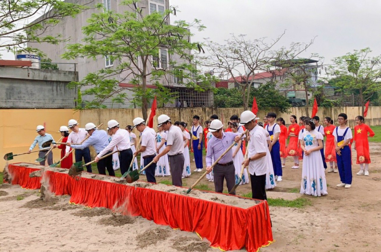 Các đại biểu tham gia khởi công phòng học 3 tầng tại Trường THCS An Đồng, An Dương. 
