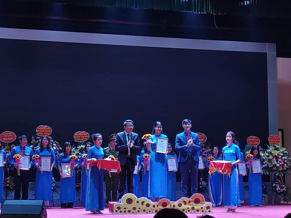 Lãnh đạo huyện Vĩnh Bảo, huyện đoàn Vĩnh Bảo trao tặng các tập thể, cá nhân có thành tích xuaaasrt sắc. 