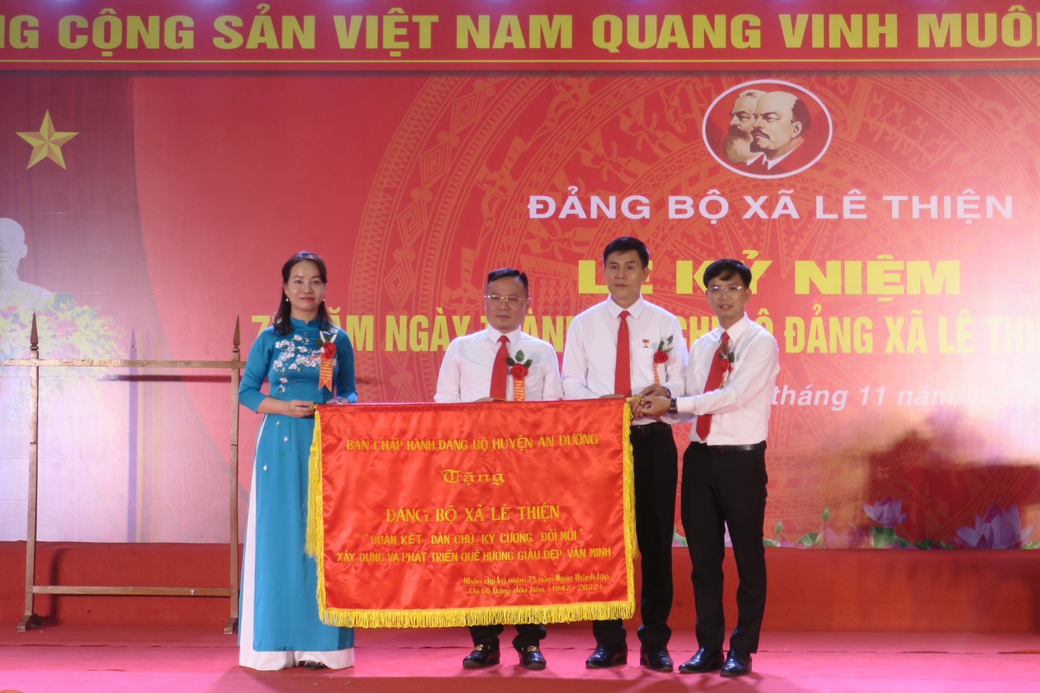 Lãnh đạo huyện An Dương trao bức trướng tặng Đảng bộ, chính quyền và nhân dân xã Lê Thiện 