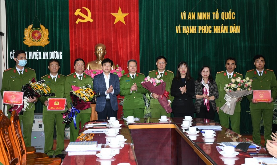 Đại tá Lê Nguyên Trường- Phó Giám đốc CATP, Thủ trưởng Cơ quan CSĐT cùng lãnh đạo huyện An Dương tặng hoa, chúc mừng tập thể CAH An Dương. 