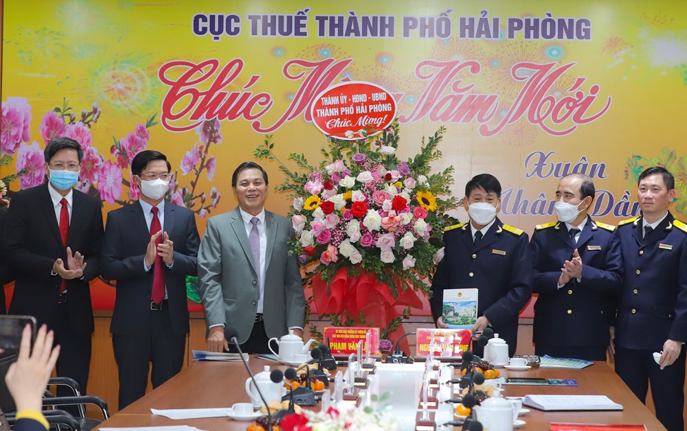 Chủ tịch UBND thành phố Nguyễn Văn Tùng và lãnh đạo thành phố chúc mừng, tặng hoa lãnh đạo và nhân viên Cục Thuế thành phố