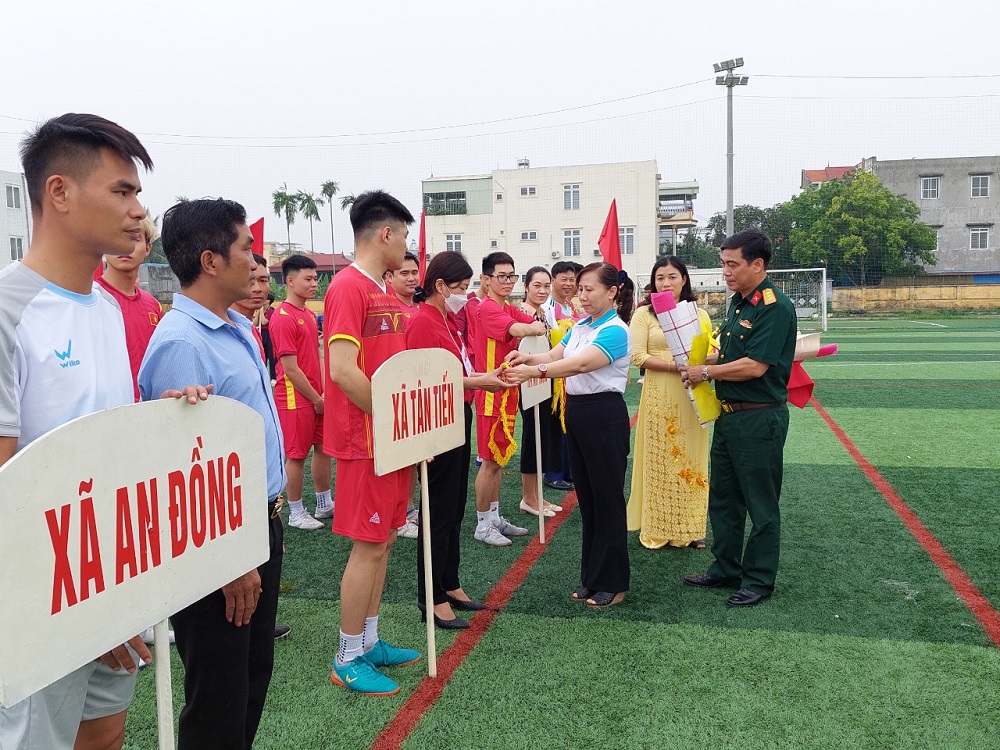 Các đồng chí lãnh đạo huyện An Dương tặng hoa, cờ chúc mừng các đội bóng tham dự giải./.