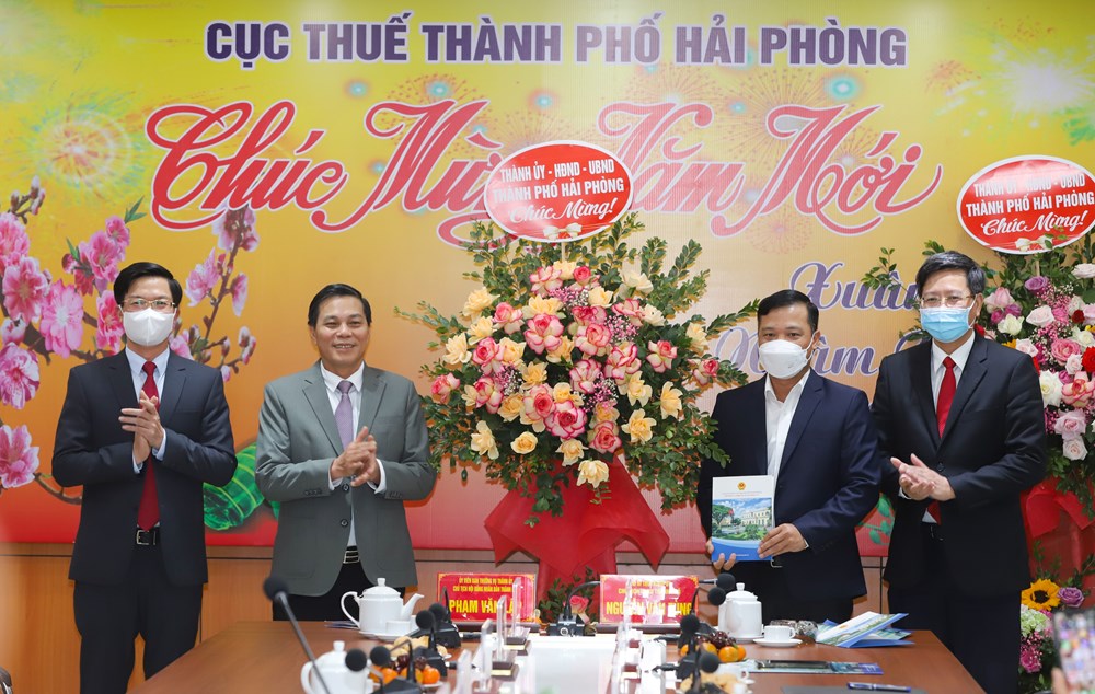Chủ tịch UBND thành phố Nguyễn Văn Tùng và lãnh đạo thành phố chúc mừng, tặng hoa lãnh đạo Sở Tài chính