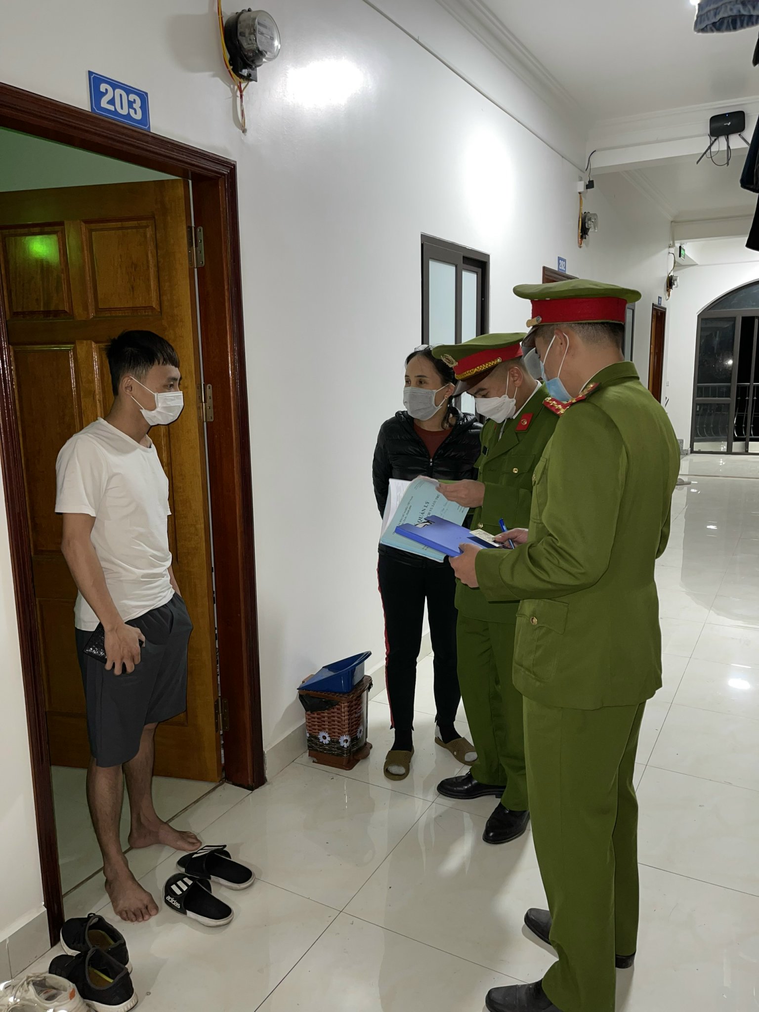 Công an xã Hồng Phong kiểm tra hành chính tại cơ sở lưu trú trên địa bàn xã