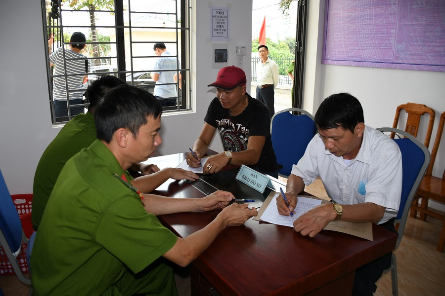 Người dân tại xã Đại Bản, huyện An Dương tiến hành khai hồ sơ đăng ký xe trước khi bấm biển 