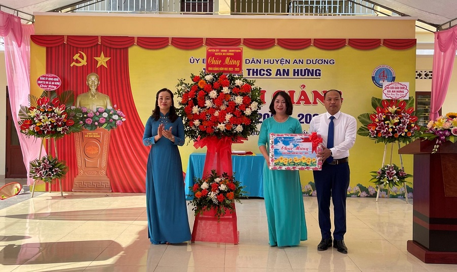 Đồng chí Trần Thị Quỳnh Trang, Thành ủy viên, Bí thư Huyện ủy tặng hoa, quà chúc mừng Trường THCS An Hưng 