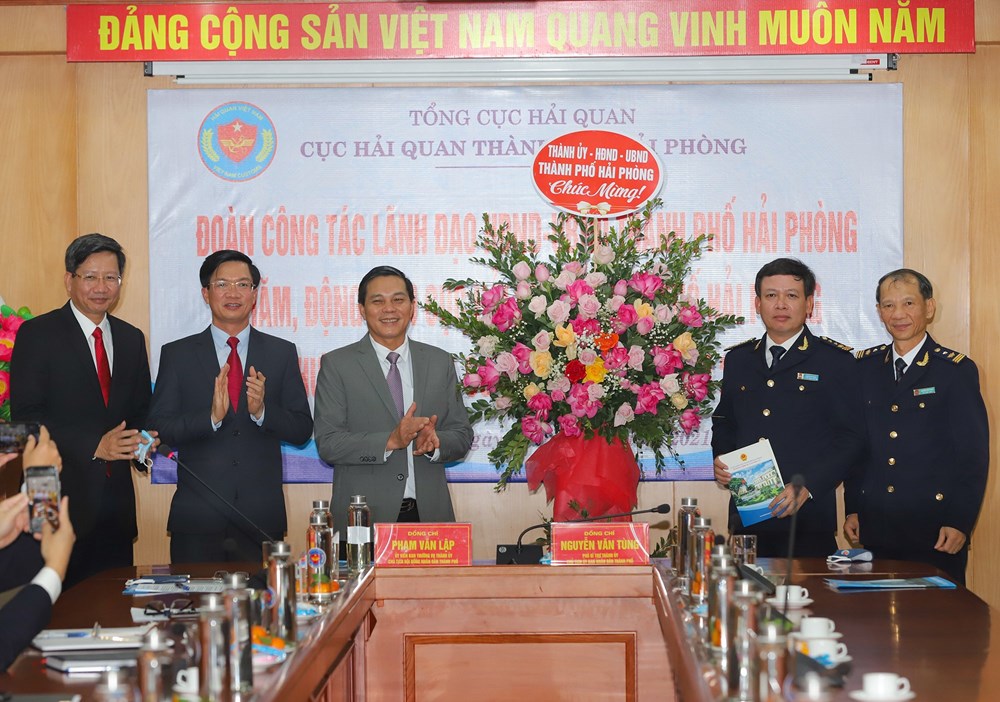 Chủ tịch UBND thành phố Nguyễn Văn Tùng và lãnh đạo thành phố chúc mừng, tặng hoa lãnh đạo và nhân viên Cục Hải quan thành phố