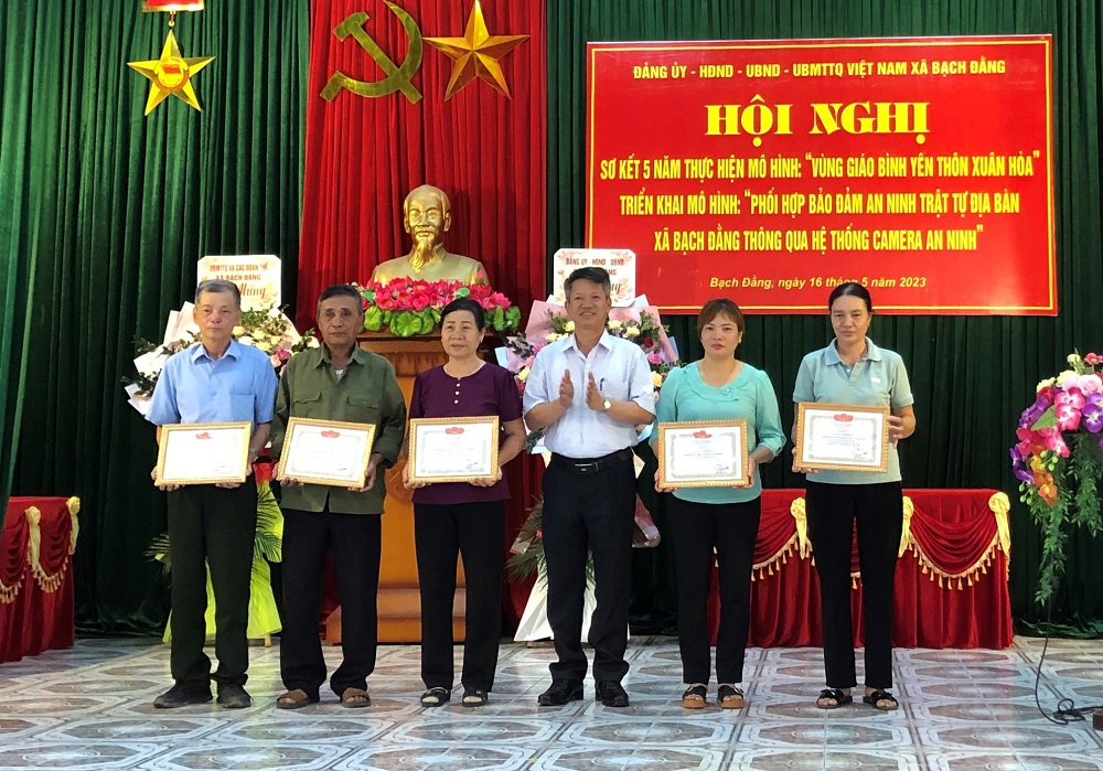 Qua 5 năm triển khai mô hình, UBND huyện Tiên Lãng tặng giấy khen cho 10 tập thể và cá nhân có thành tích 