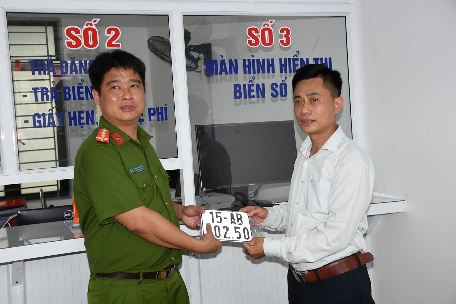 Niềm vui người dân khi nhận biển số xe tại Công an xã Đại Bản, huyện An Dương sáng ngày 21-5  