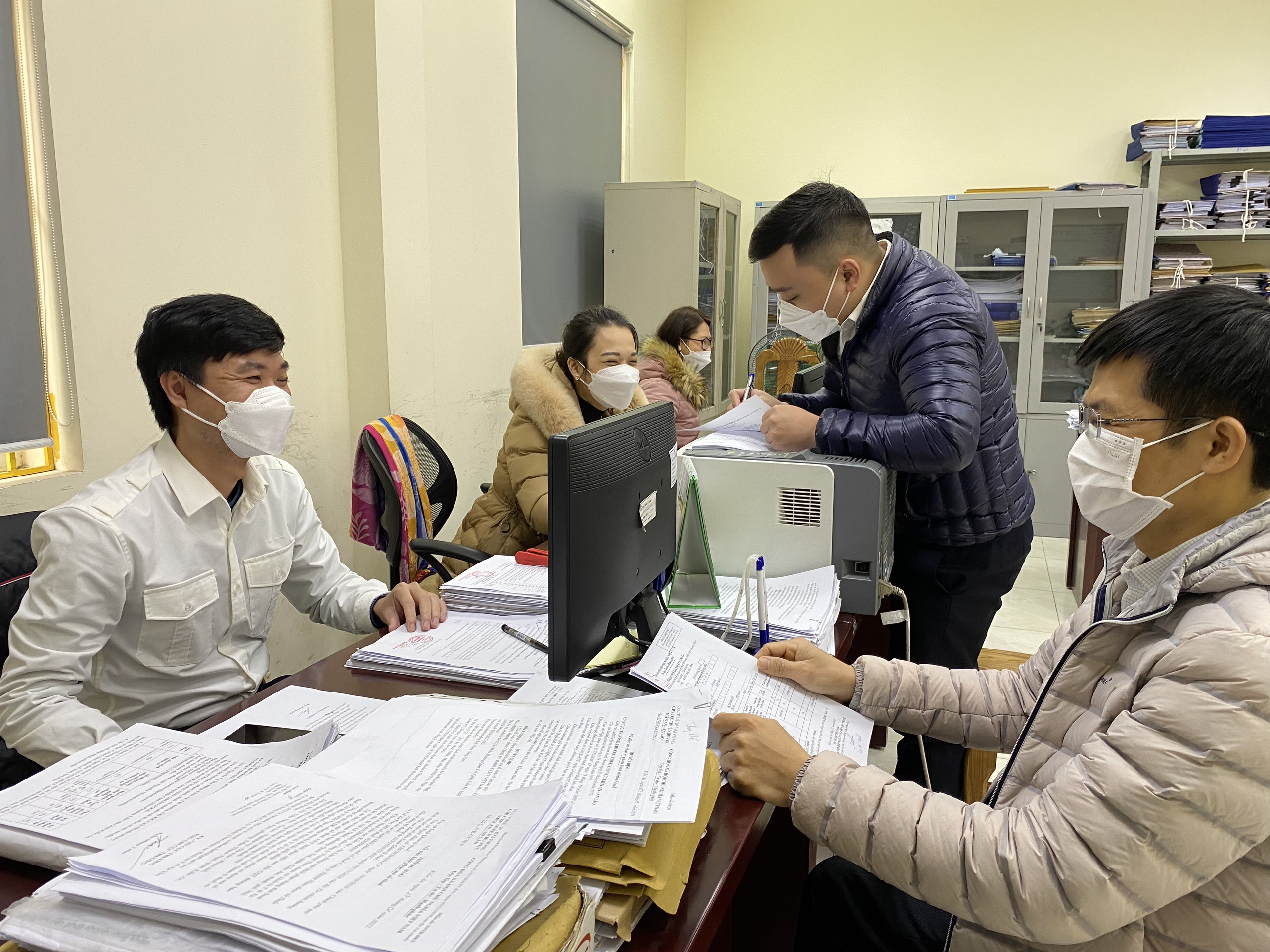 Công dân tới giao dịch tại trụ sở Chi cục Thuế khu vực Kiến An- An Lão 