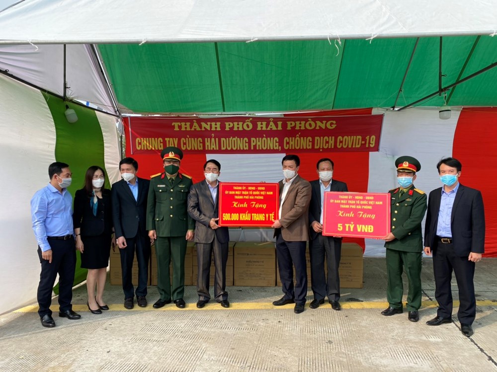 Phó Chủ tịch UBND thành phố Lê Khắc Nam trao món quà hỗ trợ của Đảng bộ và Nhân dân thành phố Hải Phòng tới lãnh đạo tỉnh Hải Dương