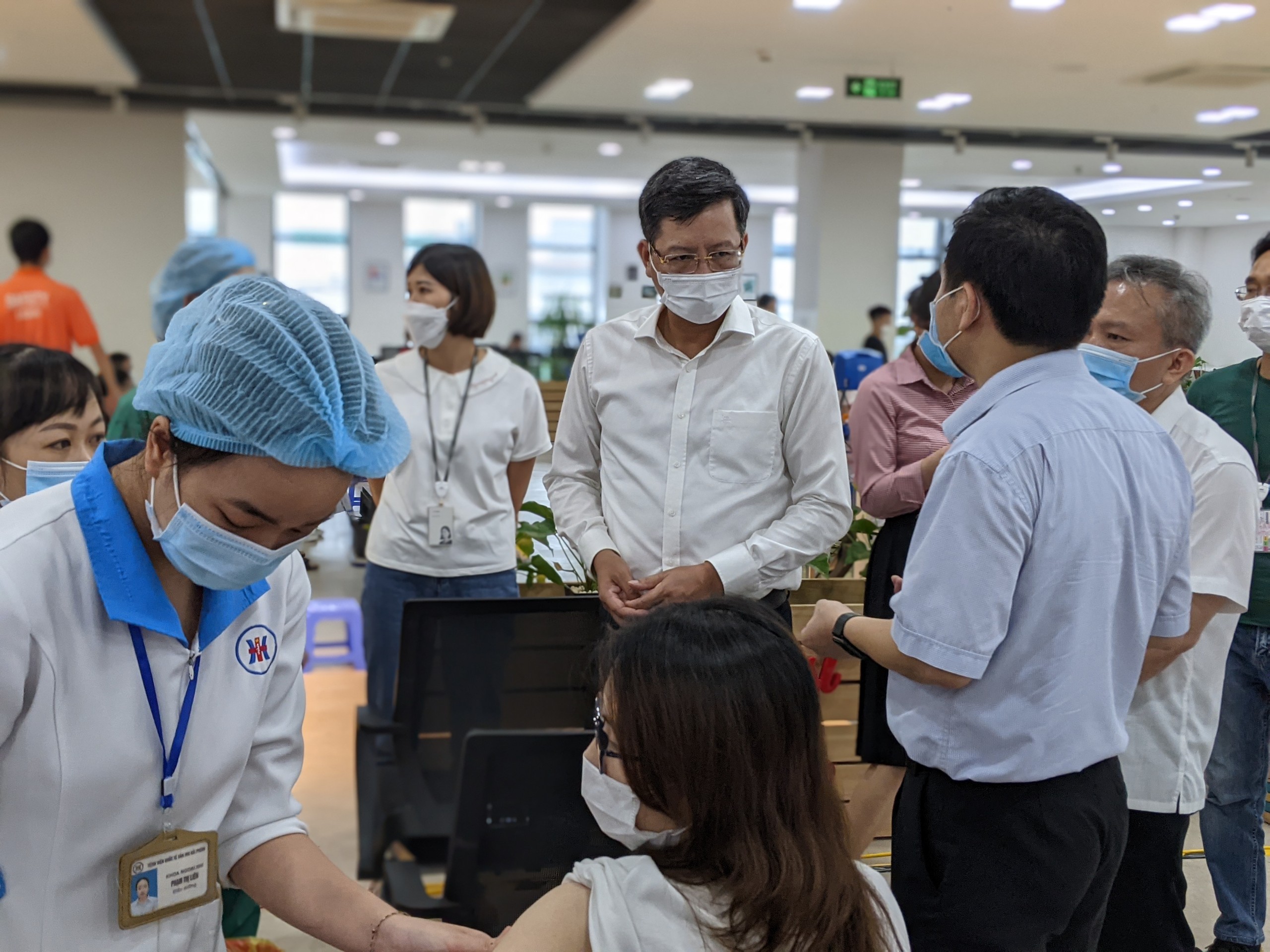 Đồng chí Lê Anh Quân- Phó Chủ tịch Thường trực UBND TP kiểm tra công tác tiêm vắc xin phòng Covid-19 tại Công ty TNHH LG Display Việt Nam Hải Phòng 