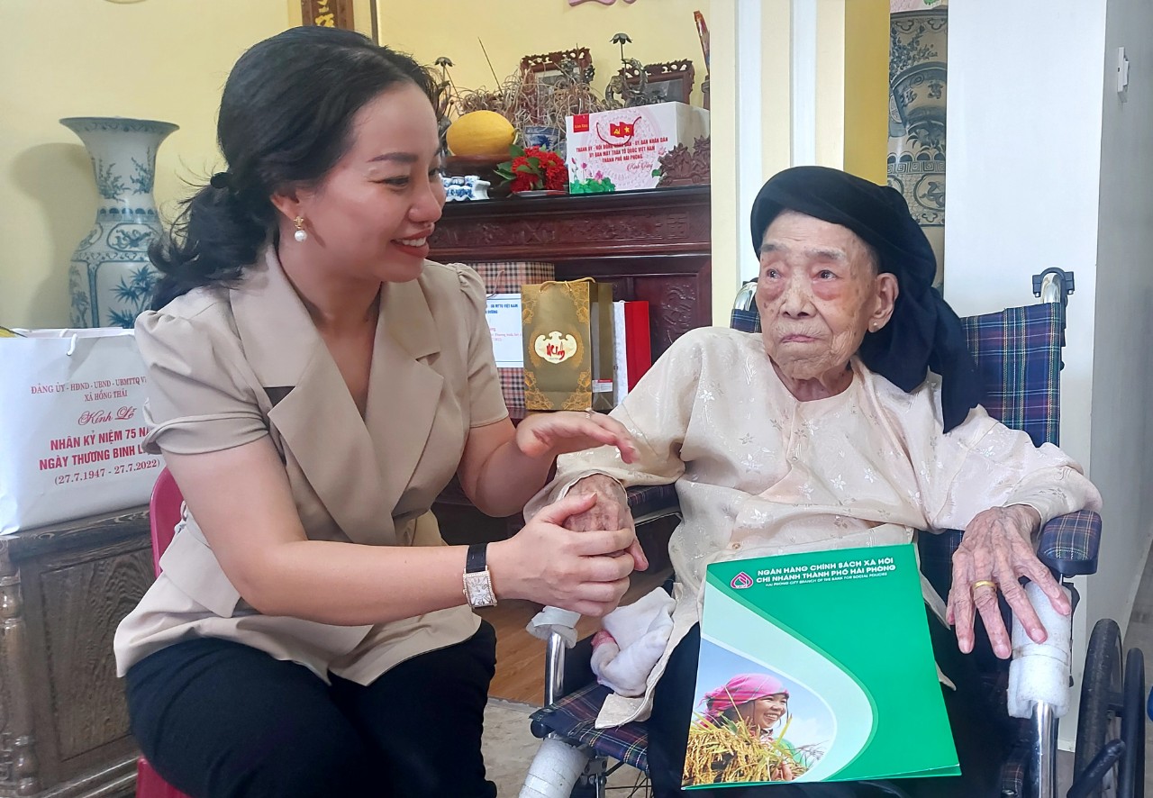 Đồng chí Trần Thị Quỳnh Trang- Thành ủy viên, Bí thư Huyện ủy An Dương thăm Bà mẹ Việt Nam anh hùng tại xã Hồng Thái 	