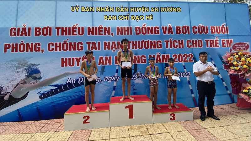 Đồng chí Phan Hữu Lăng, Giám đốc Trung tâm Thể dục thể thao huyện An Dương trao giải cho các vận động viên đoạt giải