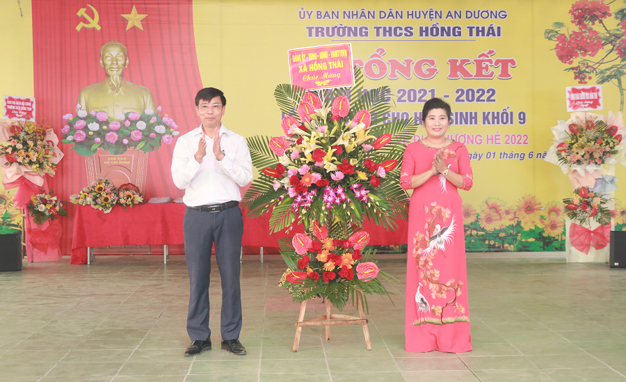 Đồng chí Bùi Xuân Khải- Chủ tịch UBND xã Hồng Thái tặng hoa chúc mừng nhà trường