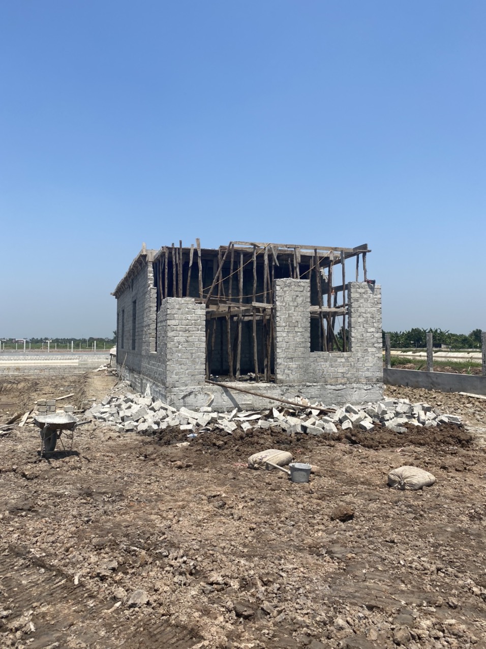 Một trường hợp xây nhà trên đất nông nghiệp thuộc xã Cộng Hiền, huyện Vĩnh Bảo. 