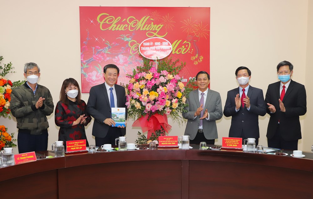 Chủ tịch UBND thành phố Nguyễn Văn Tùng và lãnh đạo thành phố chúc mừng, tặng hoa lãnh đạo và nhân viên Kho bạc Nhà nước