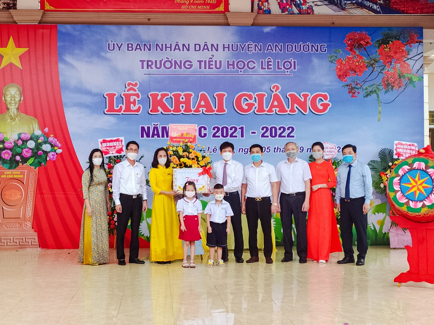 Đồng chí Phạm Việt Hùng- Chủ tịch UBND huyện An Dương tặng quà Trường tiểu học Lê Lợi- Trường đạt chuẩn Quốc gia nhân dịp năm học mới 2021- 2022