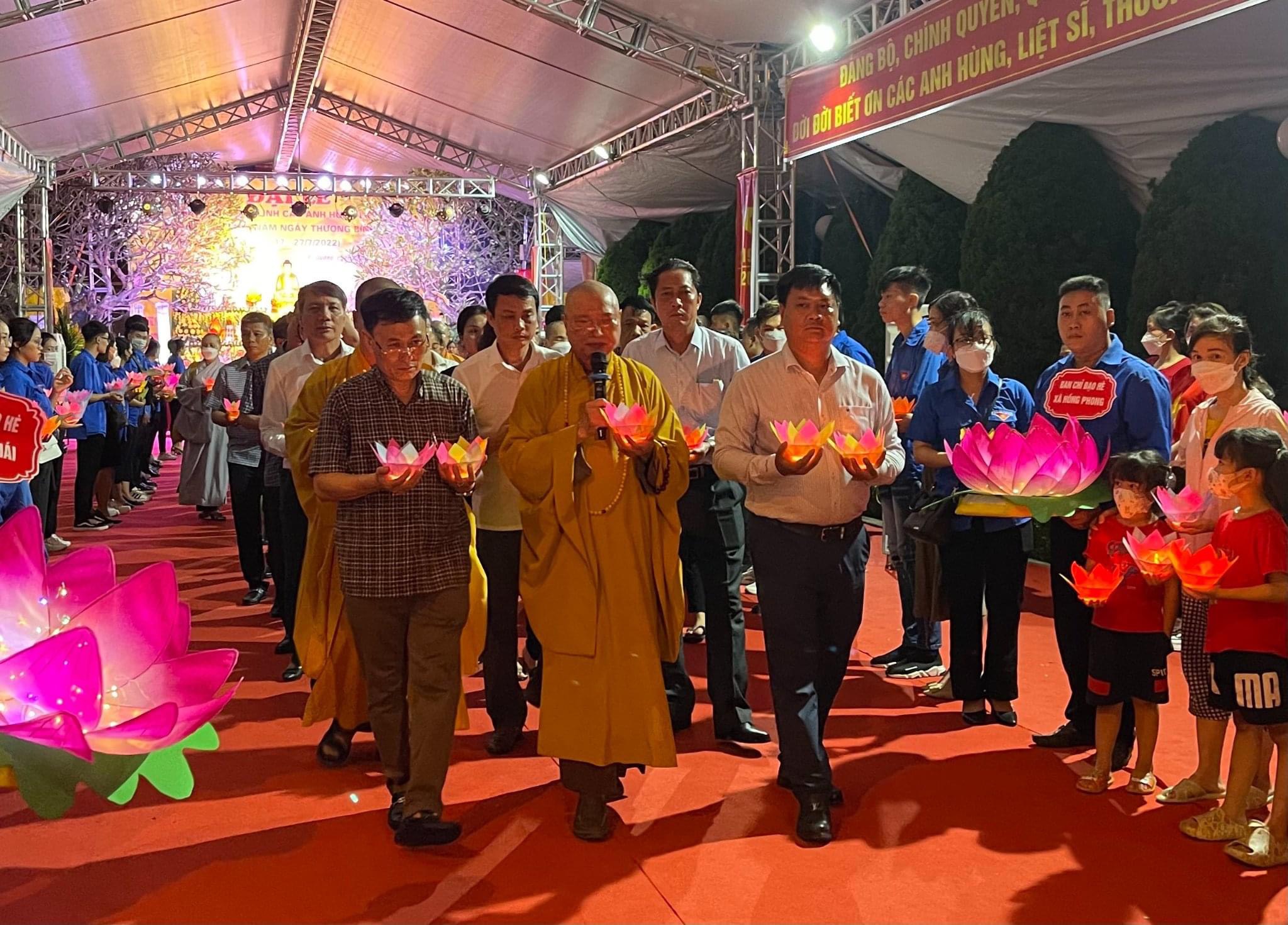 Các đồng chí lãnh đạo huyện An Dương và nhân dân tổ chức lễ thả hoa đăng nhằm tri ân các anh hùng liệt sĩ, mẹ Việt Nam anh hùng 