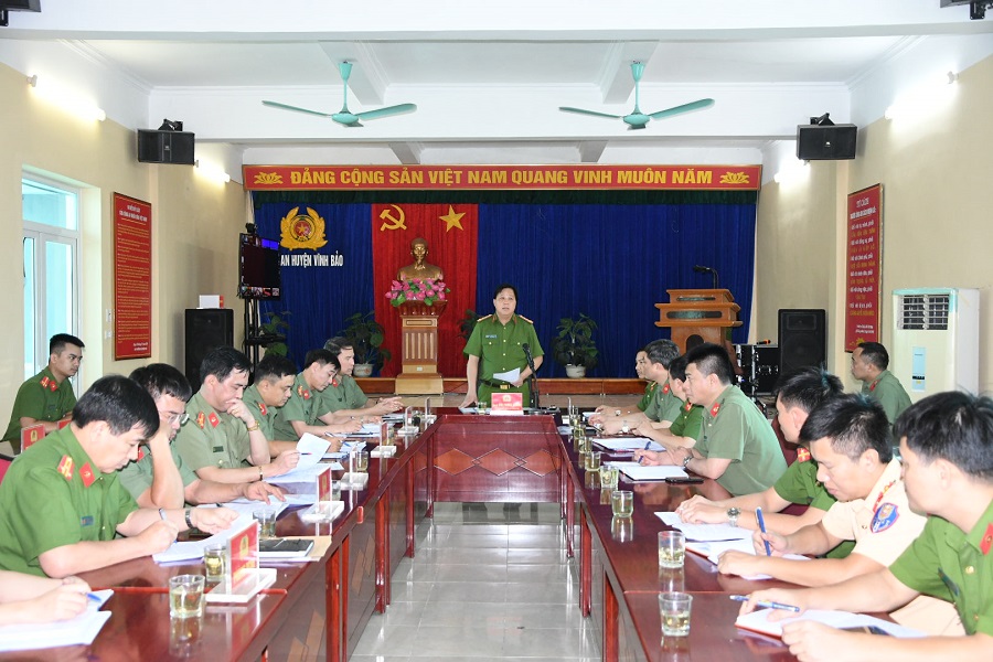 Đại tá Bùi Trung Thành - Phó Giám đốc CATP phát biểu chỉ đạo tại buổi làm việc với CAH Vĩnh Bảo 