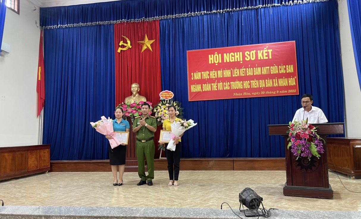 Cũng tại hội nghị, đồng chí Thượng tá Ngô Thanh Tuấn- Trưởng CAH Vĩnh Bảo trao giấy khen tặng 2 cá nhân có thành tích xuất sắc trong phong trào bảo vệ ANTQ