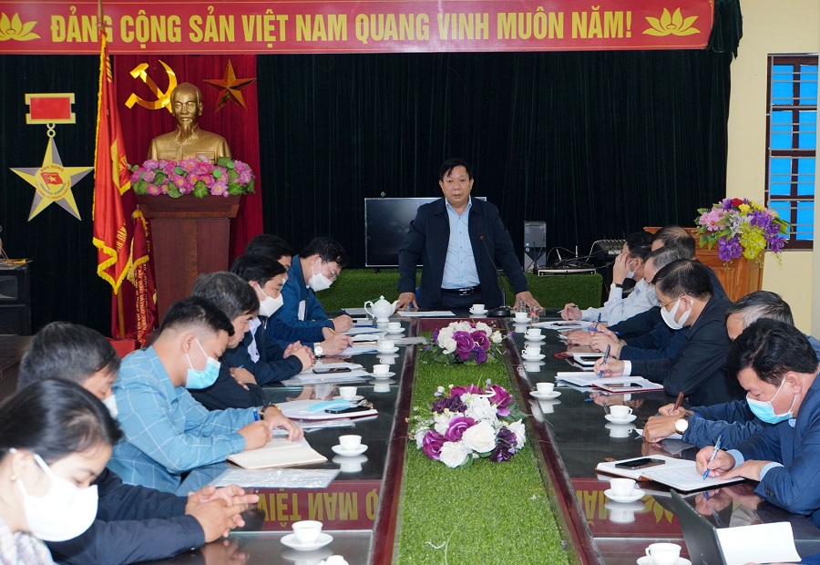 Đồng chí Phó Chủ tịch UBND thành phố yêu cầu huyện An Dương phối hợp với Sở Tài nguyên- Môi trường sớm cấp lại giấy CNQSDĐ cho các hộ hiến đất.