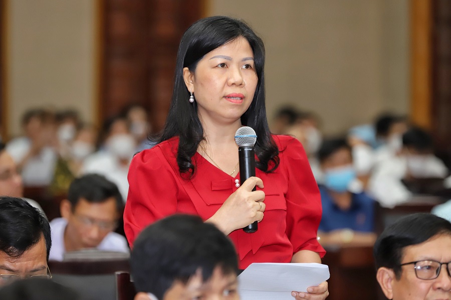 Cử tri Lâm Thị Huyền- Giám đốc Bệnh viện đa khoa Vĩnh Bảo tham gia góp ý vào xây dựng Luật khám, chữa bệnh sử đổi 