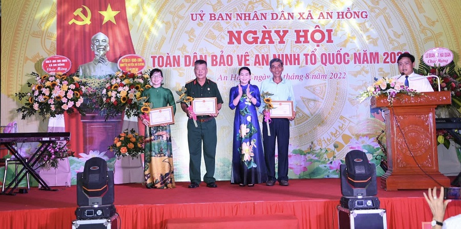 Đồng chí Lê Anh Cường- Phó Chủ tịch UBND huyện An Dương tặng giấy khen của UBND huyện An Dương cho các tập thể tiêu biểu, xuất sắc trong phong trào “Toàn dân bảo vệ an ninh Tổ quốc”