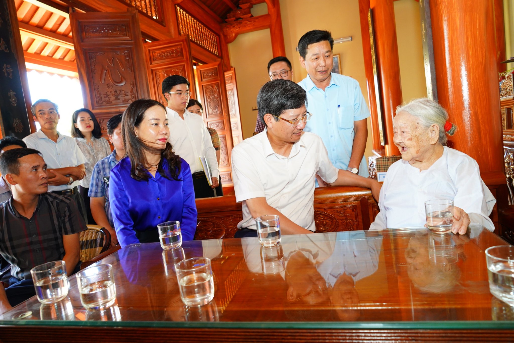 Đồng chí Lê Anh Quân- Phó Chủ tịch Thường trực UBND thành phố  thăm hỏi sức khỏe Bà mẹ Việt Nam Anh hùng Nguyễn Thị Lược.