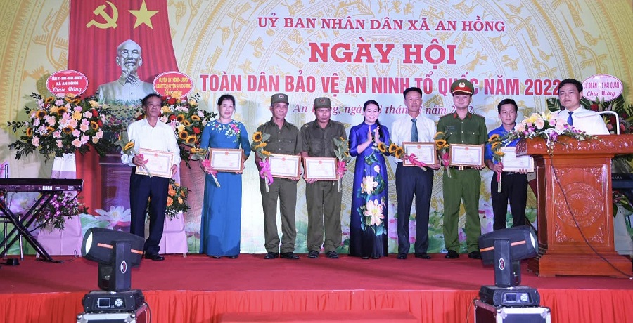 Đồng chí Trần Thị Dung- Chủ tịch UBND xã An Hồng tặng giấy khen của UBND xã cho các tập thể tiêu biểu, xuất sắc trong phong trào “Toàn dân bảo vệ an ninh Tổ quốc”