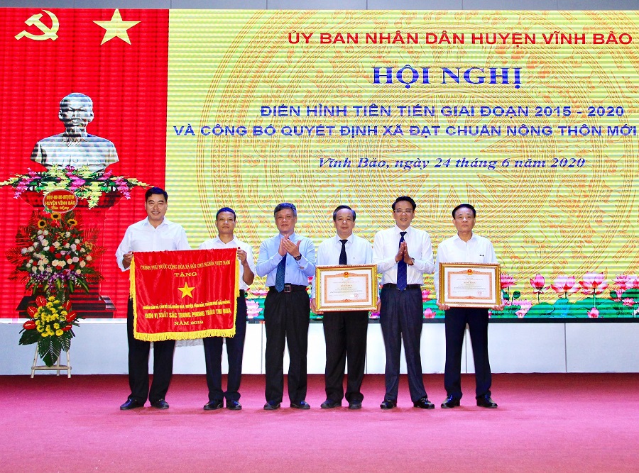 Đồng chí Nguyễn Xuân Bình- Phó Chủ tịch Thường trực UBND TP trao cờ thi đua và trao bằng khen của Thủ tướng Chính phủ tặng các cá nhân 