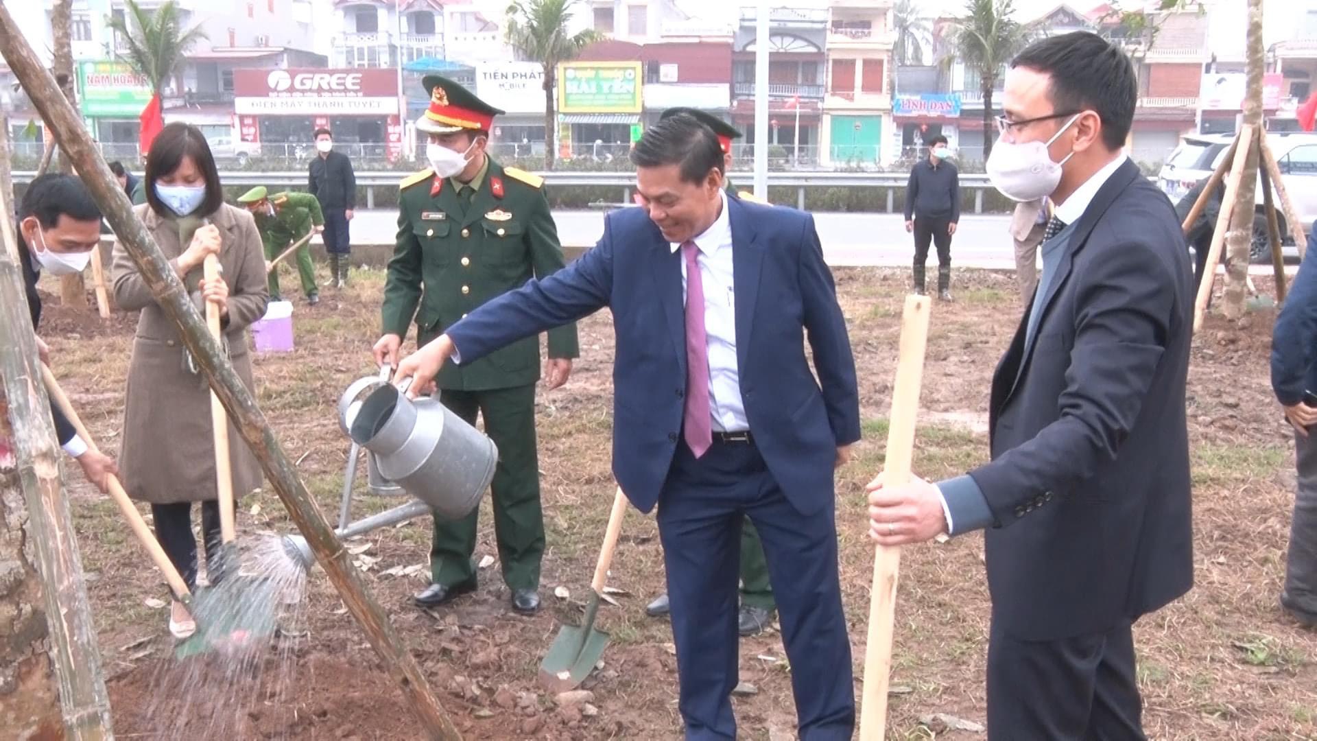 Đồng chí Nguyễn Văn Tùng, Chủ tịch UBND thành phố cùng lãnh đạo thành phố, huyện Vĩnh Bảo trồng cây đầu năm tại huyện Vĩnh Bảo